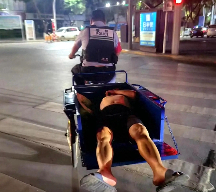 蒲城民警化身车夫送醉酒老人回家。
