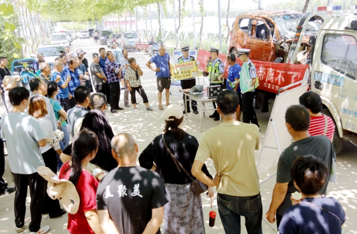 临渭交警开展交通安全宣传教育活动。