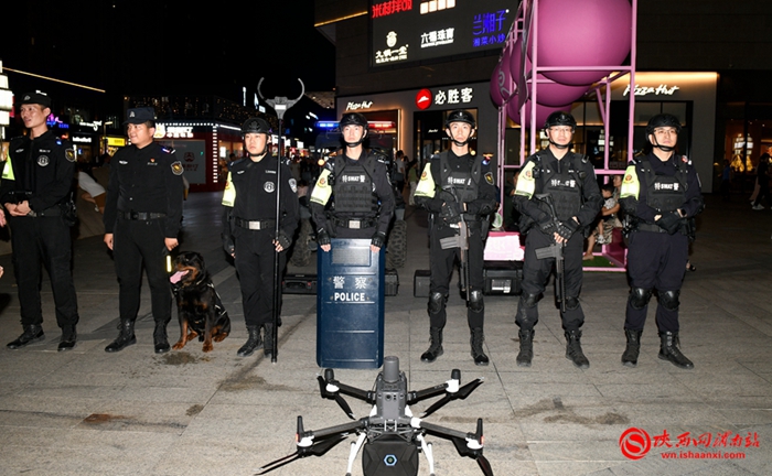 民警在临渭分局吾悦广场屯警点执勤。记者 许艾学 摄