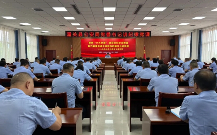 潼关县公安局组织开展庆“七一”系列活动。