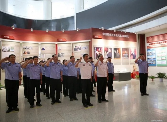 市公安局交警支队民辅警参观参观《奋斗之路——“不忘初心、牢记使命”主题教育展》。
