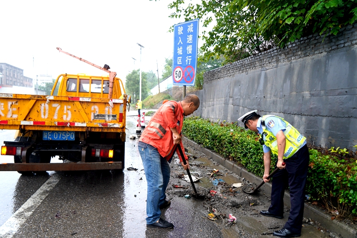 华州公安交警雨天疏堵保畅护安全。