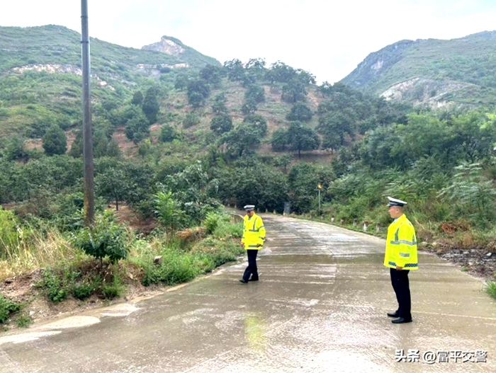 富平县公安局交警大队加强雨天道路交通管控，积极为群众出行保驾护航。