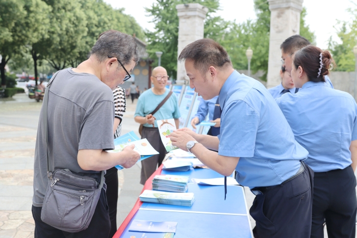 渭南市、临渭区两级检察院联合开展普法宣传活动。