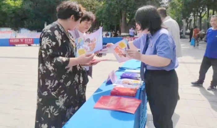 富平县人民检察院开展以“行政检察与民同行，助力法治中国建设”为主题的普法宣传活动。