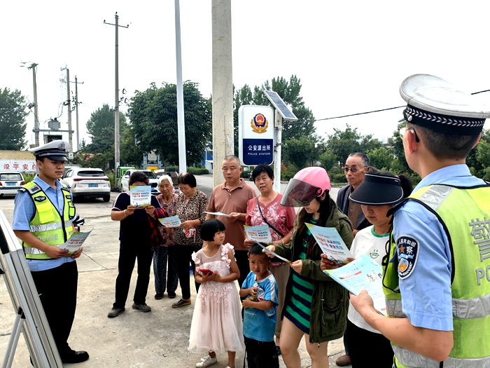 白水公安交警深入农村地区开展暑期交通安全宣传。