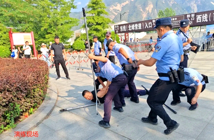 华阴公安在华山景区开展反恐及应急处置演练。