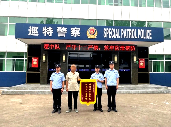 白水公安巡特警大队快速破获盗窃案，群众感激送锦旗。