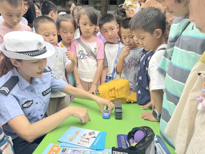 韩城公安交警开展“一老一小”交通安全主题宣传活动。