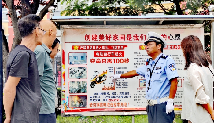 蒲城交警走进小区开展“一盔一带”主题宣传活动。
