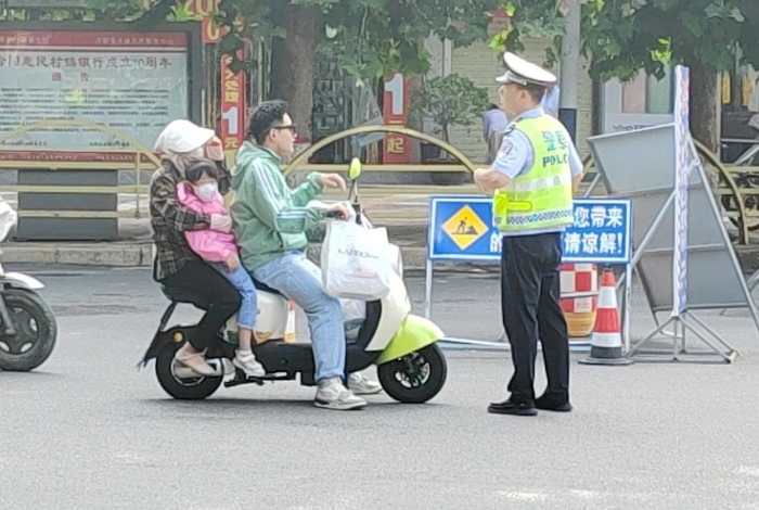 合阳交警持续开展“一盔一带”集中整治。