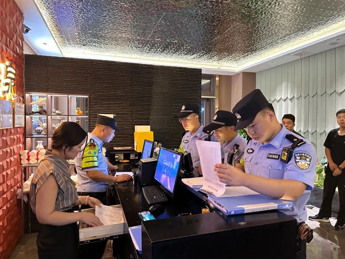 合阳公安扎实开展夜查行动。
