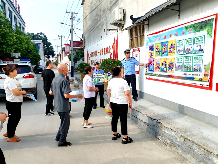 大荔公安交警走进西长和朝邑社区开展交通安全宣传活动。