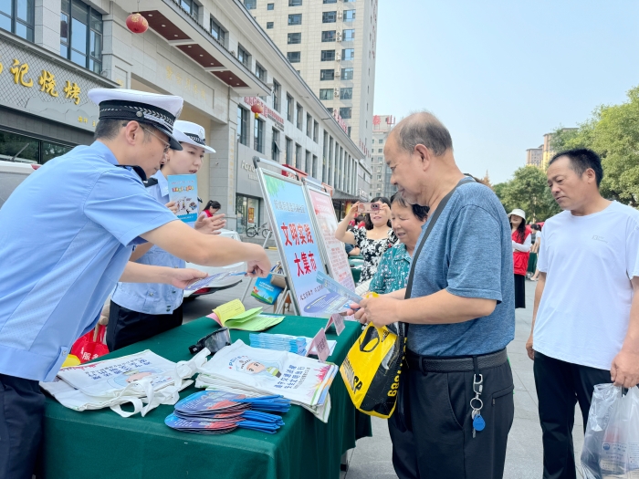韩城交警联合多部门开展“文明实践大集市”暨交通安全宣传活动。