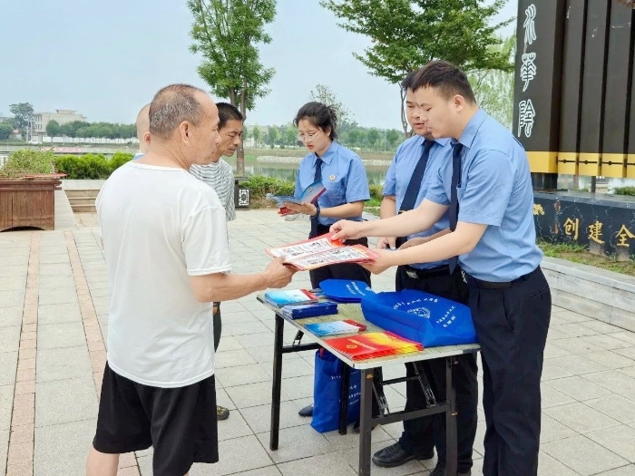 华阴市人民检察院开展主题为“行政检察与民同行，助力法治中国建设”的普法宣传活动。