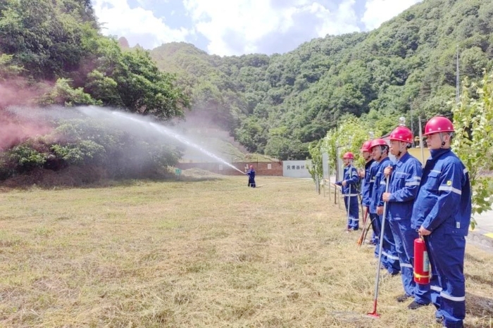 华州公安组织民爆企业开展消防应急演练及普法宣传。