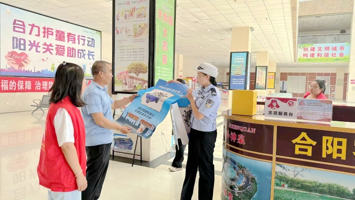 合阳交警深入渭运集团合阳分公司开展交通安全宣传工作。
