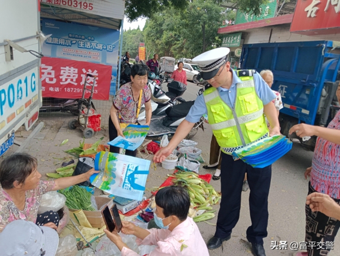 富平交警深入街道集会宣传交通安全。