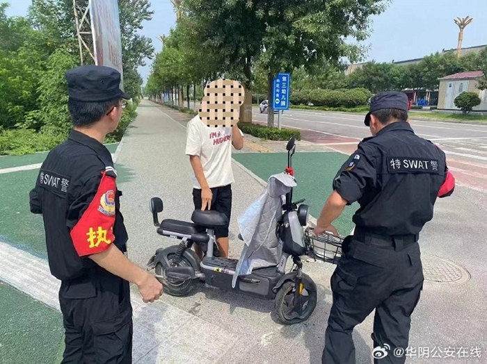 华阴公安民警巡逻途中护送摔伤男子就医。