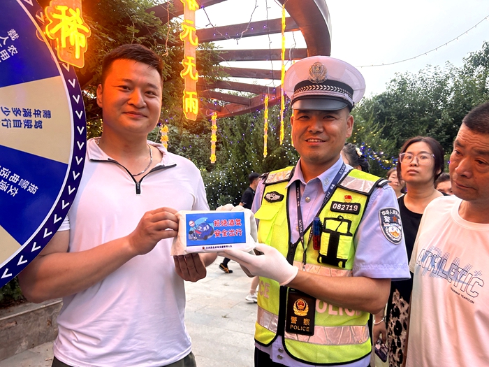 白水交警在彩灯晚会现场宣传交通安全知识。