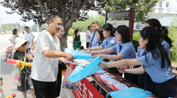 渭南市检察院、华州区检察院开展秦岭生态保护宣传活动。