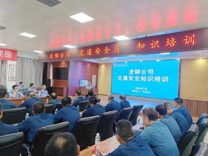 韩城公安交警进企业开展交通安全警示教育宣传活动。