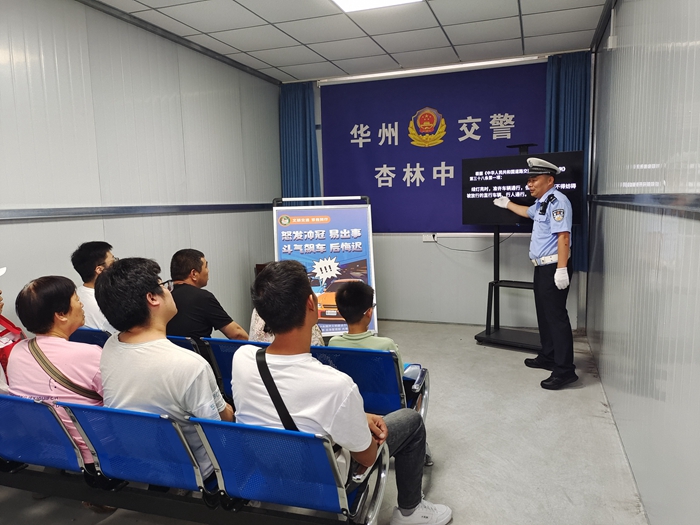 华州公安交警依托“马路学堂”开展交通安全宣传。