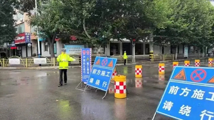 合阳交警确保雨天道路畅通。