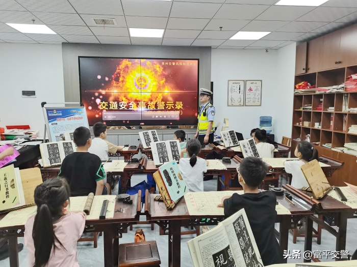 富平交警走进艺培班开展交通安全宣传教育。