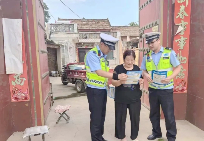 渭南高速交警走进辖区南马村开展“美丽乡村行”交安宣传活动。