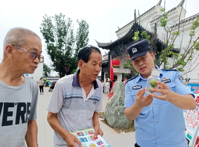 白水县禁毒办利用逛灯会开展“禁毒宣传赶灯会、防毒知识传万家”禁毒宣传教育活动。