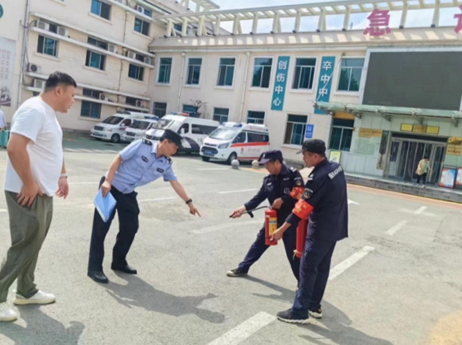 澄城公安长宁派出所深入医院安全检查。