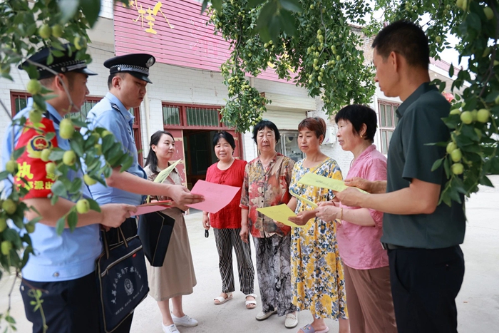大荔公安下寨派出所联合镇政府开展夏季治安巡查宣防行动。