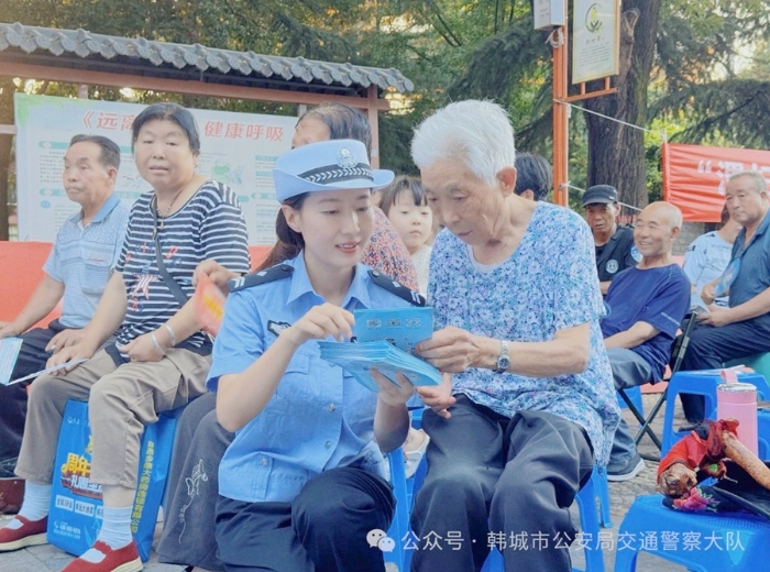 韩城公安交警借助“渭妇筑爱心 乡亲伴我行”开展夏季交通安全宣传活动.