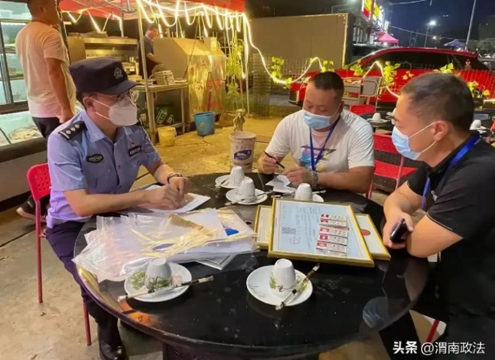 合阳公安组织警力对食品、药品进货渠道、保质期等情况进行全方位检查。