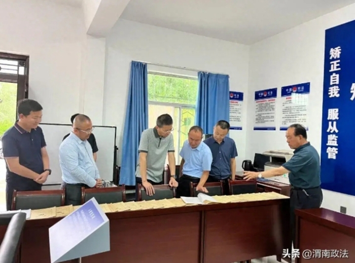 澄城县委常委、政法委书记雷成涛调研全县调解工作。