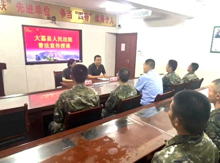 大荔法院民一庭联合司法警察大队共同走进大荔武警中队开展法治宣讲活动。
