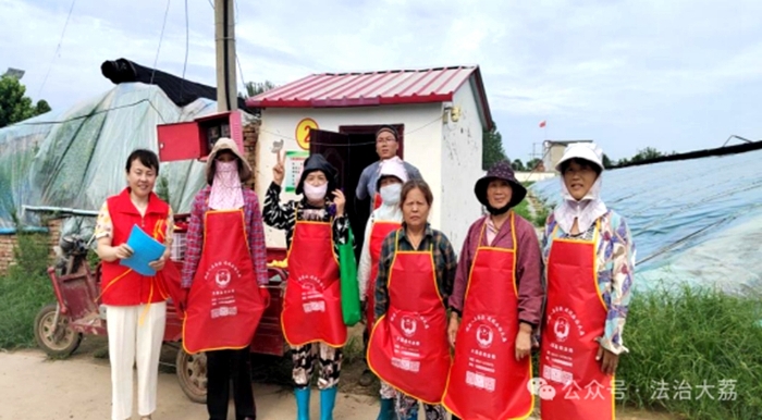大荔县司法局朝邑司法所结合当地农忙特点开展防溺水、预防电信诈骗宣传活动。