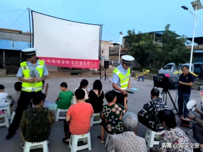 富平交警庄里中队宣传民警走进双岭村开展“美丽乡村行”交通安全宣传活动。