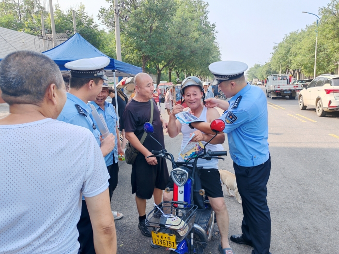 大荔公安交警走进辖区集会开展“一盔一带”交通安全宣传活动。