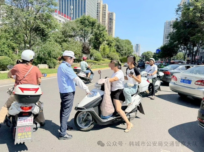韩城公安交警严查骑乘摩托车、电动车不佩戴安全头盔行为.