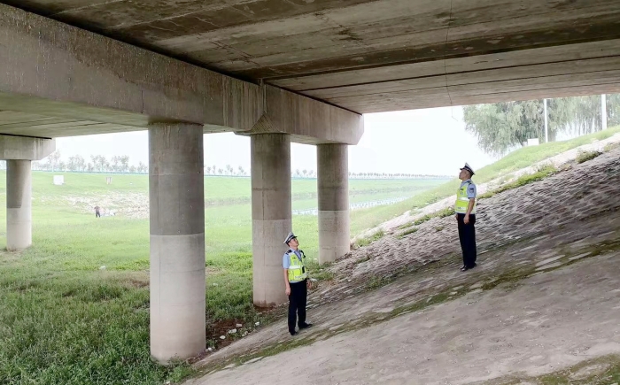 华州公安交警开展公路桥梁专项安全隐患排查工作。