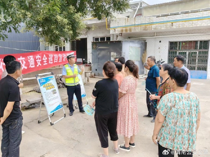 富平交警在辖区村镇开展“美丽乡村行”交通安全知识宣讲活动.