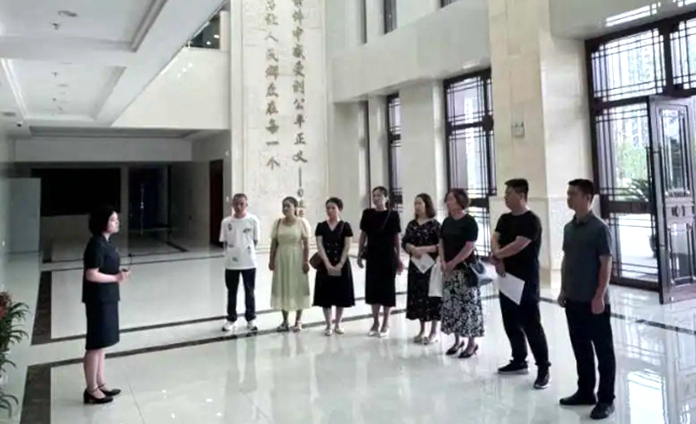 渭南市中级人民法院邀请12名人民调解员代表走进法院旁听庭审。