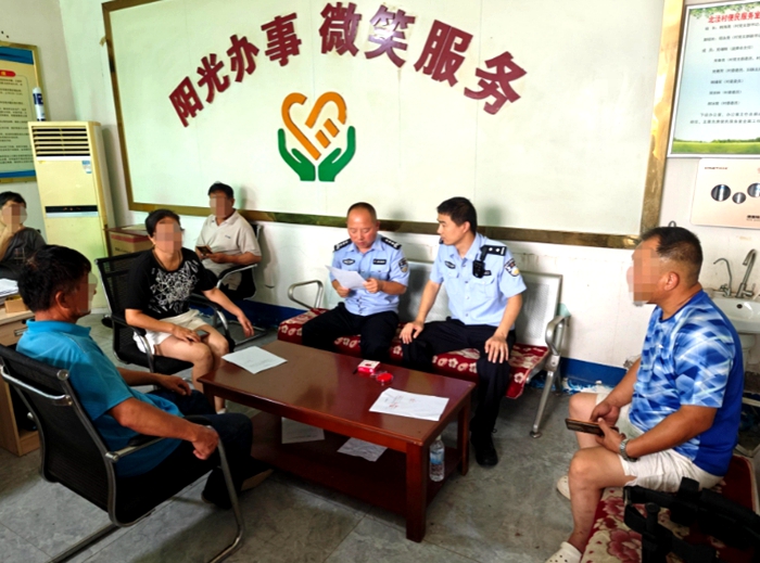 澄城民警耐心化解矛盾纠纷。
