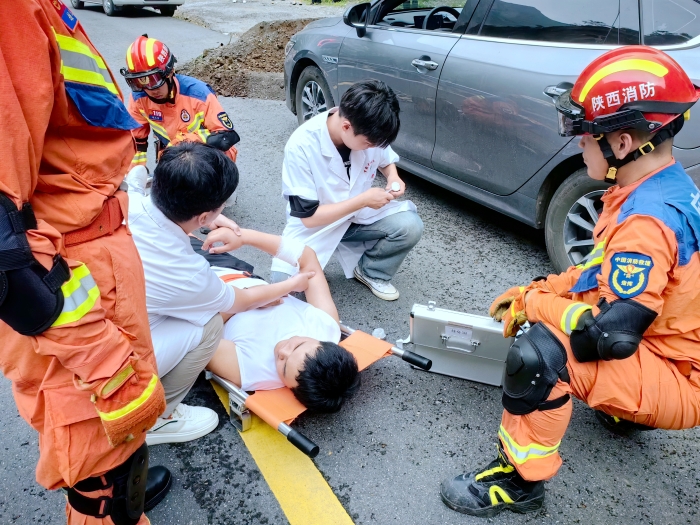 华阴交警开展道路塌方交通应急处置演练。