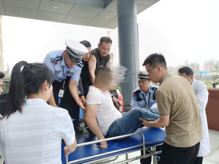 蒲城公安交警紧急救助腿部骨折群众。