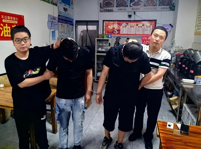 两男子深夜逐车张贴网络招嫖“小卡片”被合阳警方刑事拘留。