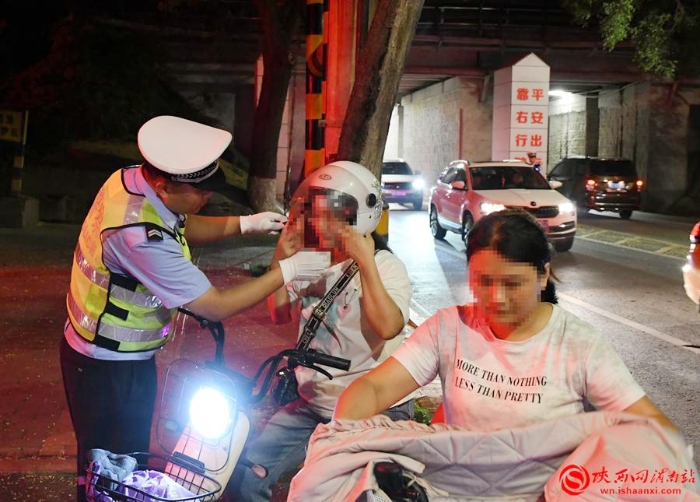 交警在执勤点进行严格检查。记者 党思雨 摄  1