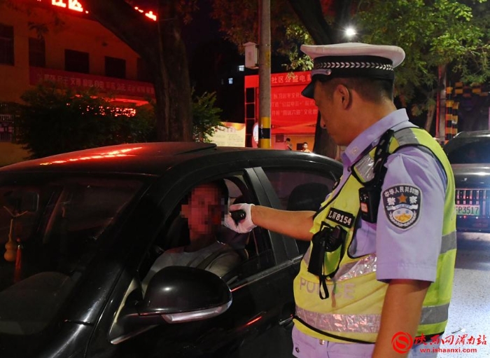 交警在执勤点进行严格检查。记者 党思雨 摄